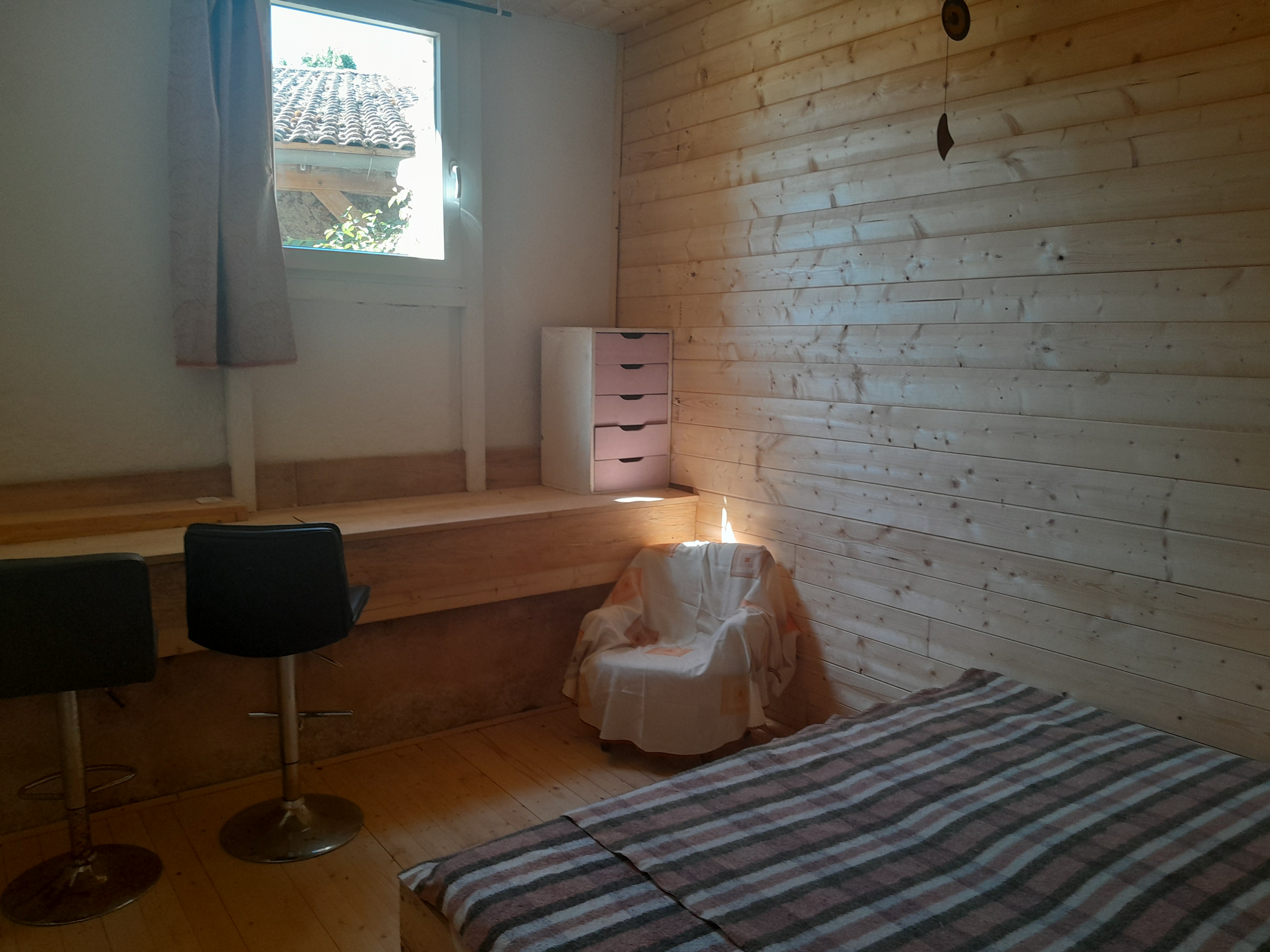 Chambre bois clair, lit au sol