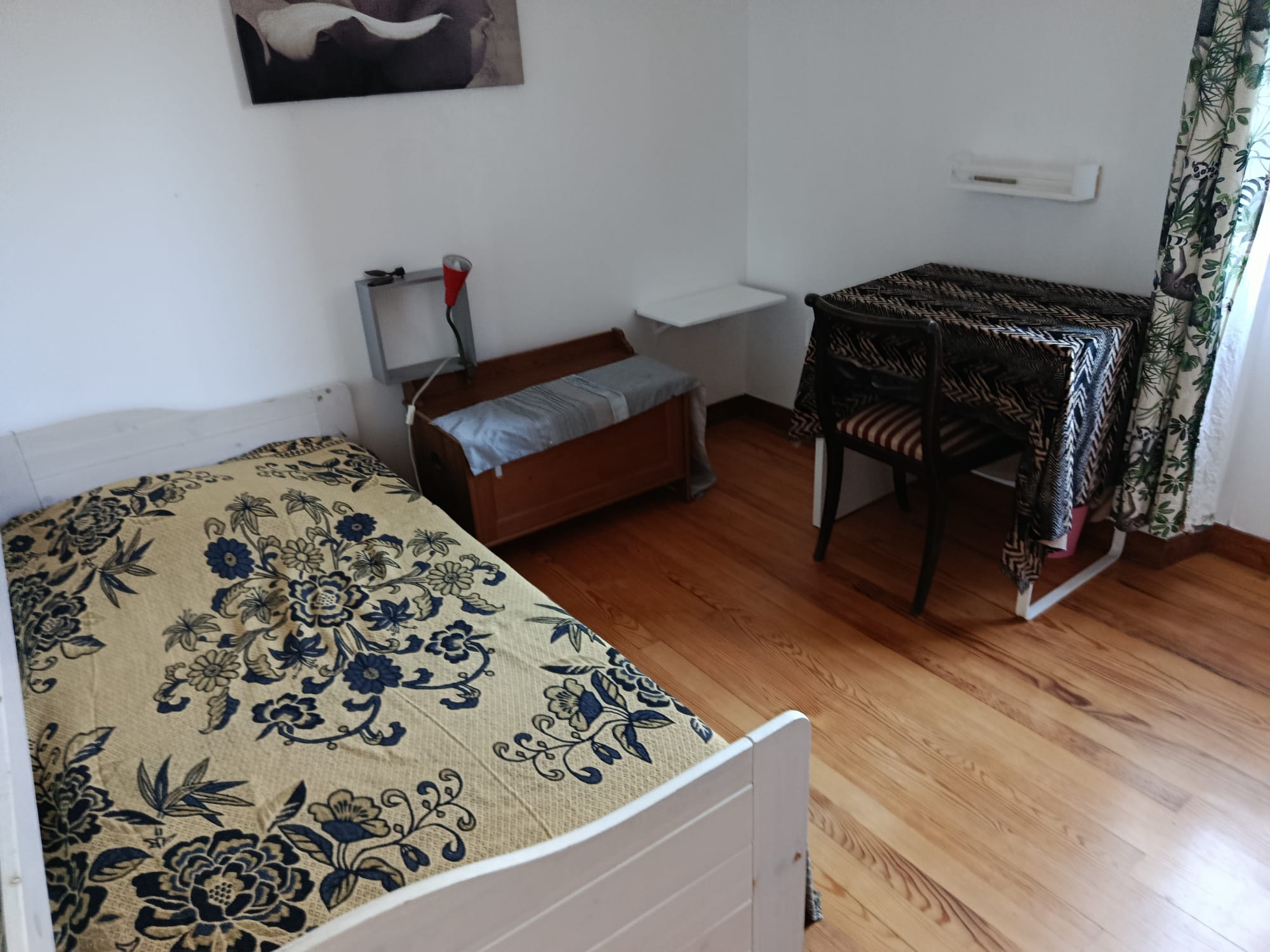 Chambre grand lit bleu, mur en pierre