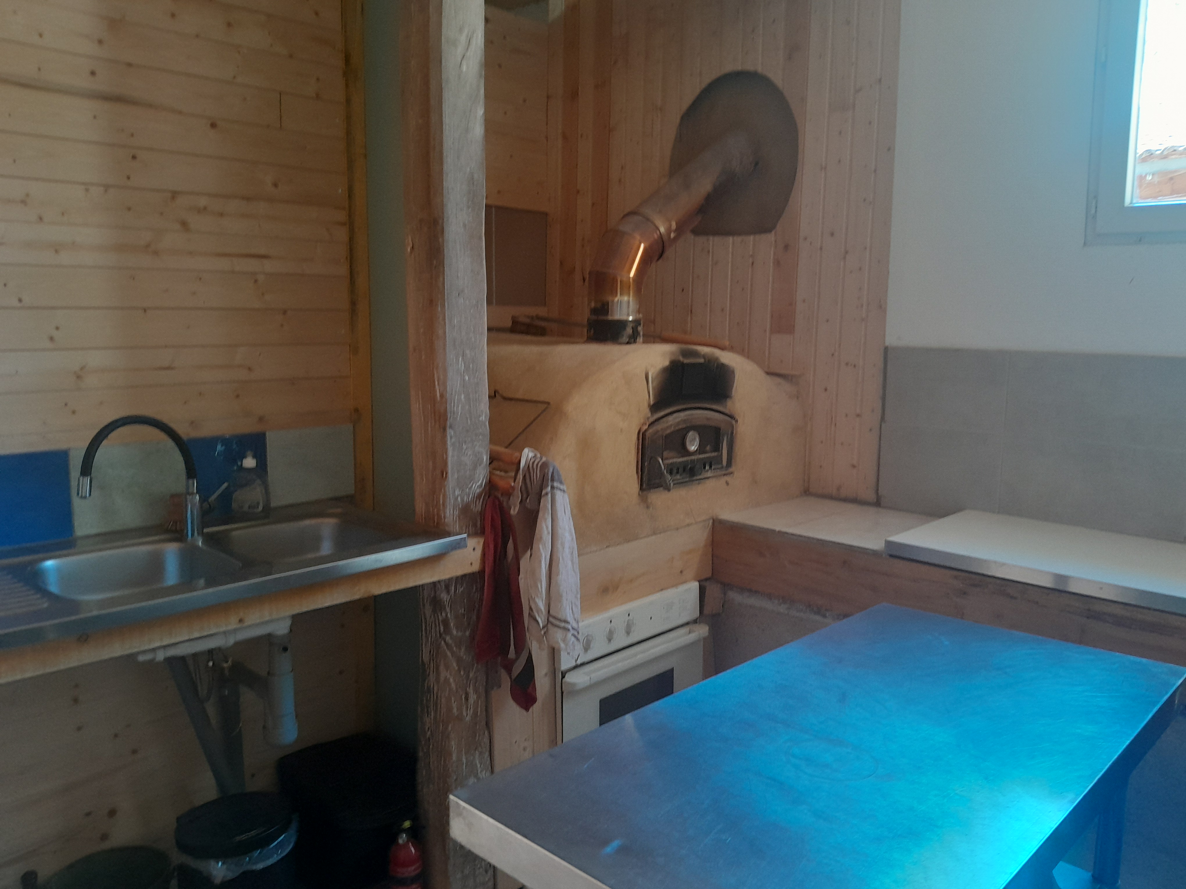 Cuisine avec four à pain en pisé