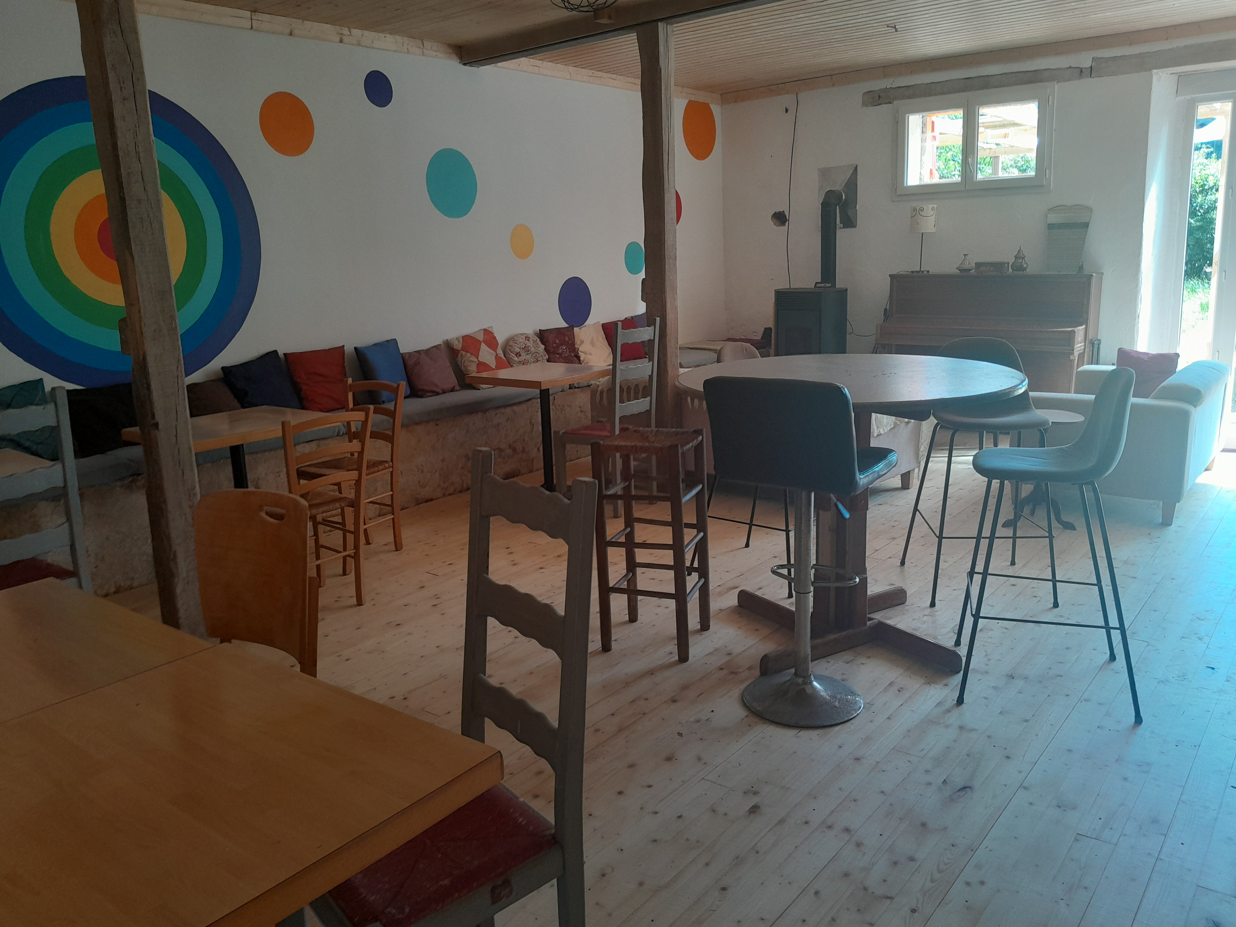 Salon avec fresques colorées